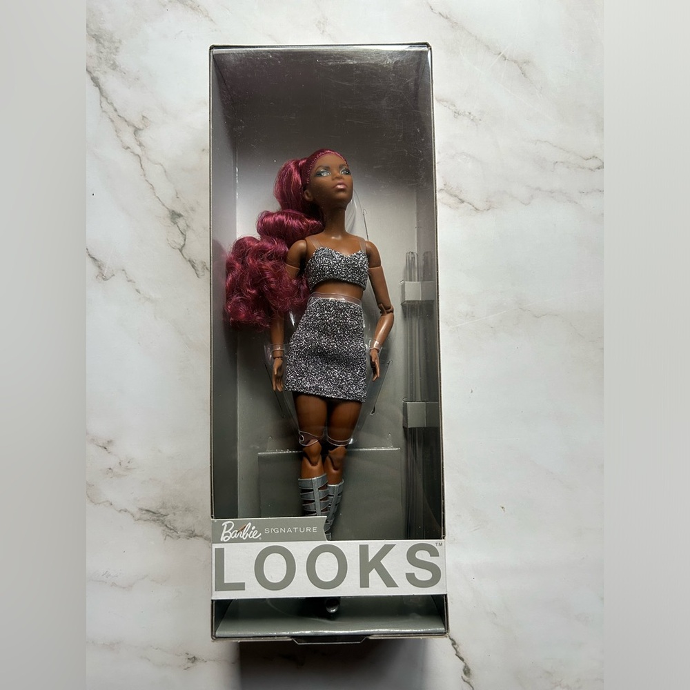 Barbie Signature Looks #7 Barbie Doll - Articulated Made To Move Body!